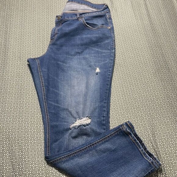 EUC Old Navy The Boyfriend jean size 16 regular distressing on front - Picture 8 of 10